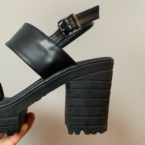 Chunky platform sandal heels in black - Picture 5 of 7